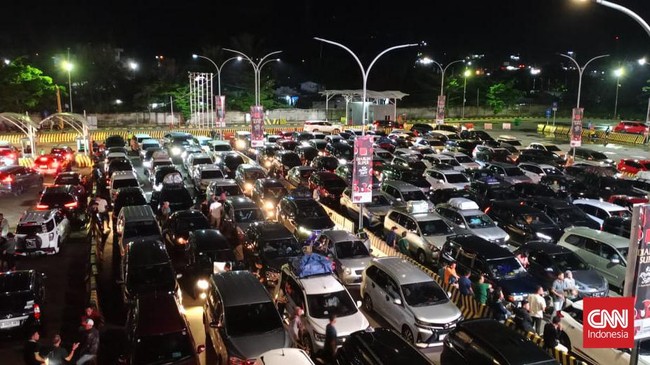 Pemudik tanpa tiket dilarang datang ke Pelabuhan Bakauheni, Lampung saat arus balik Lebaran 2024. 