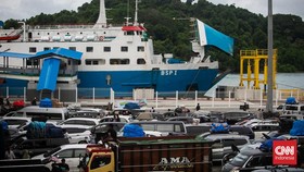 Antrean Kendaraan Mengular Imbas Penutupan Penyeberangan Merak