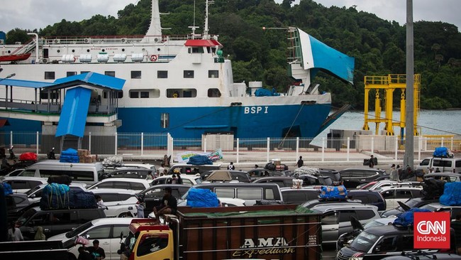 Antrean sejumlah kendaraan masih mengular di Jalan Cikuasa Atas, Kota Cilegon, Banten, imbas sempat ditutupnya penyeberangan Merak-Bakauheni.