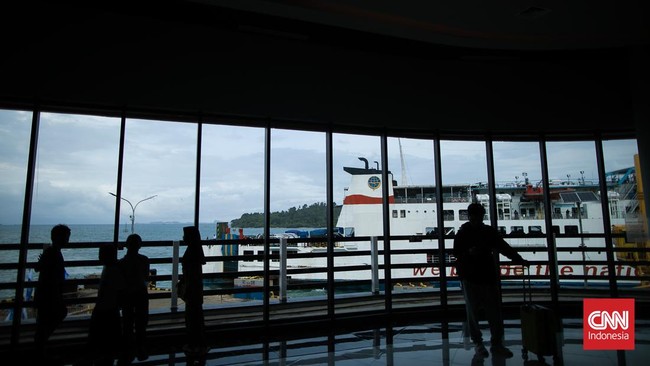 Kapal Port Link III milik PT ASDP Indonesia Ferry menabrak dermaga eksekutif di Pelabuhan Merak, Cilegon, Banten, pada Senin pagi, sekitar pukul 10.00 WIB.