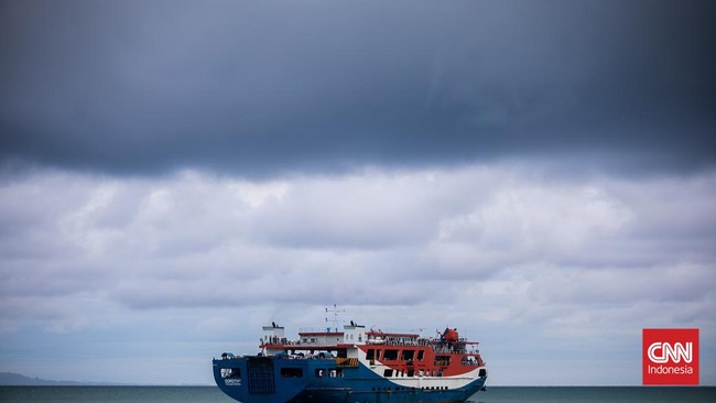Arus lalu lintas menuju Pelabuhan Merak, Banten mengalami kemacetan panjang imbas antrean kendaraan yang ingin menyeberang ke Pelabuhan Bakauheni.