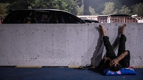 FOTO: Momen Pemudik Melepas Lelah di Pinggir Jalan Tol Cikampek