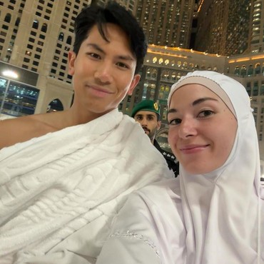 Penampilan Sederhana Anisha Rosnah Istri Pangeran Mateen Saat Umrah Disorot