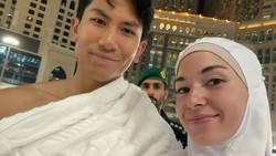 Penampilan Sederhana Anisha Rosnah Istri Pangeran Mateen Saat Umrah Disorot