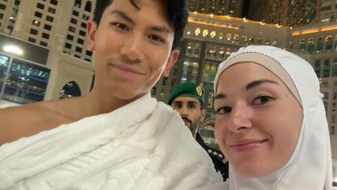 img-title Prince Mateen Pamer Momen Umrah Bareng Istri, Mukena Anisha Rosnah Disorot