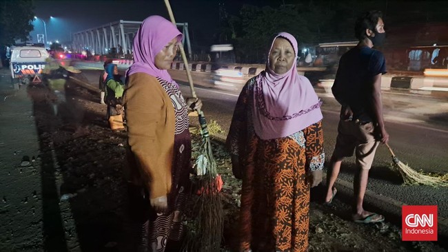 Tak jarang, para pemburu recehan ini nekat menjulurkan sapunya ke arah tengah jalan demi mendapatkan uang yang dilempar.
