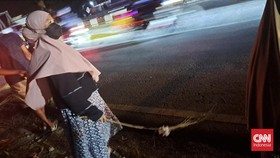 Penyapu Koin di Jembatan Kali Sewo Indramayu Tewas Tertabrak Kontainer