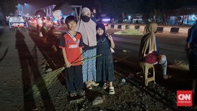 Menantang Bahaya Para Penyapu Receh Jembatan Kali Sewo di Musim Mudik