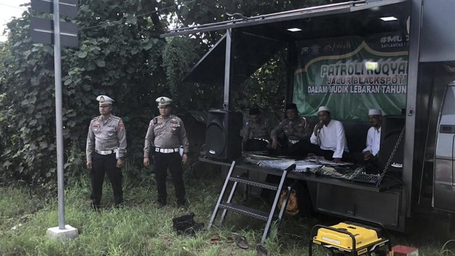 Polresta Sidoarjo menggelar patroli yang unik yaitu merukiah sejumlah jalan rawan kecelakaan dengan mengajak pemuka agama jelang Lebaran 2024.