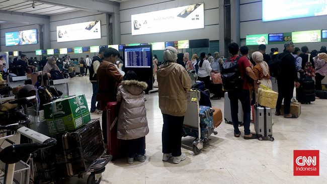 Bandara Gorontalo Dibuka Lagi, Sam Ratulangi Masih Ditutup Hingga Sore Bandara Djalaluddin Gorontalo kembali beraksi sementara Bandara Sam Ratulangi Manado tetap ditutup akibat erupsi Gunung Ruang.