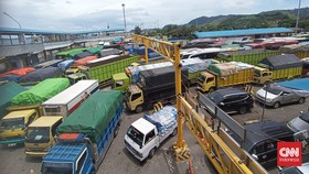 Truk Besar Terguling Usai Hantam Keras Gerbang Pelabuhan Bakauheni