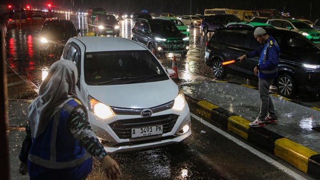 Arus Balik Lebaran di Gerbang Tol Kalikangkung Telah Mencapai Puncak pada Minggu