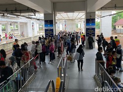 Stasiun Manggarai Dipadati Warga Jabodetabek Vakansi di Masa Libur Lebaran