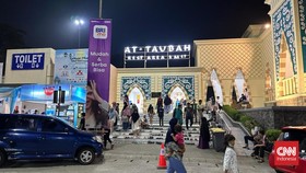 Rest Area KM 57 Dipadati Pemudik saat Jam Buka Puasa