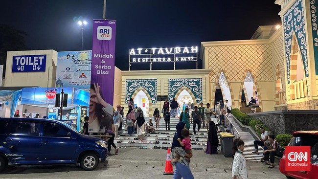 Kendaraan para pemudik silih berganti memasuki Rest Area KM 57 Tol Jakarta-Cikampek pada saat jam buka puasa.