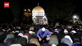 VIDEO: Riuh Warga Palestina Berharap Malam Lailatul Qadar di Al Aqsa