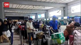 VIDEO: Puncak Arus Mudik di Bandara Soetta, Antrean Check In Mengular
