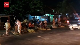 VIDEO: Berburu Koin Receh dari Pemudik di Subang