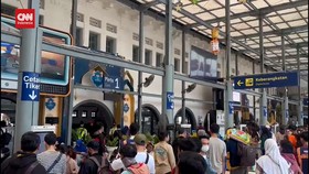VIDEO: Hiruk Pikuk Stasiun Pasar Senen dan Gambir Dipadati Pemudik