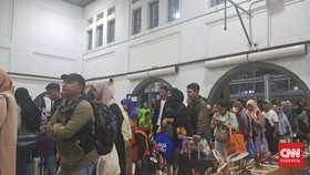 Antrean Ratusan Penumpang KA Tujuan Solo Mengular di Stasiun Senen