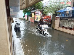 Hujan Deras 2 Jam, Banjir Rendam Jalan dan Permukiman di Palembang