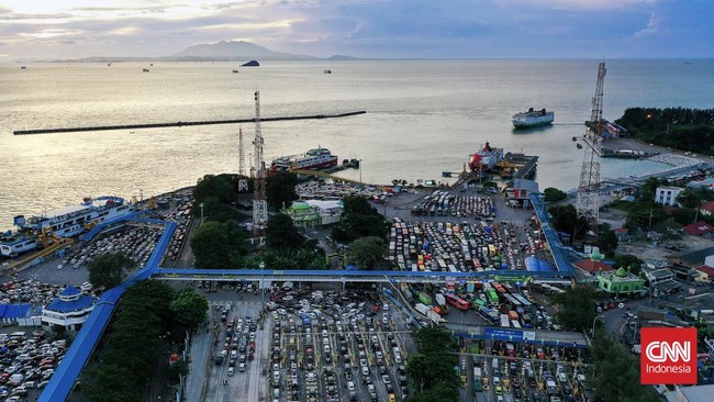 Kementerian Perhubungan mengakui ada sumbangsih calo tiket di balik macet parah Pelabuhan Merak, Banten pada periode mudik lebaran 2024.