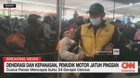 VIDEO: Dehidrasi dan Kepanasan, Pemudik Motor Jatuh Pingsan