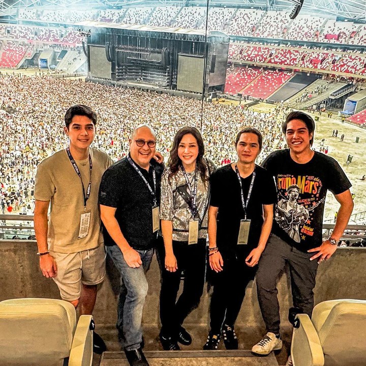 <p>El Rumi juga menonton konser bersama keluarganya, Bunda. Hal itu diketahui langsung beberapa momen yang diabadikan El bersama Al Ghazali, Dul Jaelani, Bunda Maia Estianty, dan Ayah sambungnya, Irwan Mussry. (Foto: Instagram@elelrumi)</p>