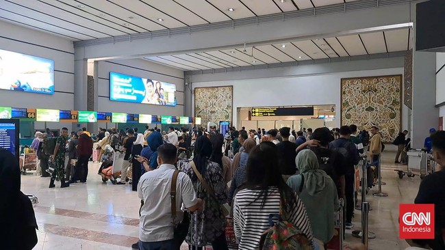 Ribuan penumpang memadati area check in Bandara Internasional Soekarno-Hatta (Soetta) pada H-3 lebaran 2024.