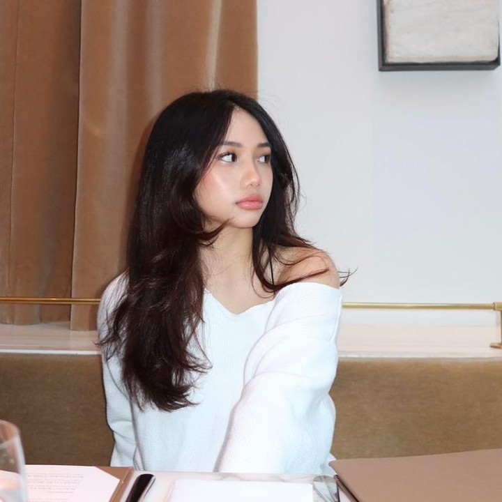 <p>Tak bisa hadir menemani dan memberikan semangat kepada sang putri secara langsung, ia pun mengungkap kasih sayangnya lewat unggahan itu, Bunda. "Yang Jauh di mata namun selalu di hati. yang Selalu Mamah dekap dalam Doa. Jasmine.. Harus tahan banting ya nak.. Semoga bahumu dikuatkan, Badanmu disehatkan, Mentalmu juga kuat dan sehat. <em>Love you</em> Eci <em>@jasmineabeng,"</em> tulisnya, dikutip dari laman Instagram@ririnekawati, Minggu (7/4/2024). (Foto: Instagram@ririnekawati)</p>