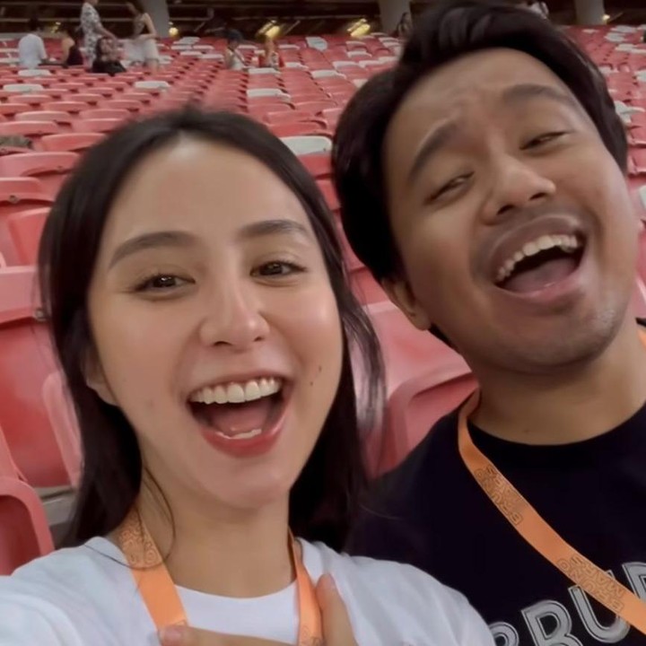 <p>Kehamilan tampaknya tak menghalangi Clarine Clay untuk menonton konser Bruno Mars bersama sang suami, Joshua Suherman. Dari area tribune, Clarine tampak asyik ikut menyanyikan lagu Bruno Mars yang berjudul <em>Locked Out of Heaven</em>. "<em>BEEEESSSTTTT CONCERT!!!</em> bener2 konser terbagus terbaik selamanya!!!" tulis Clarine. (Foto: Instagram @clairineclay & @jojosuherman)</p>