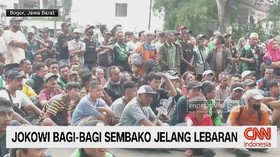 VIDEO: Jokowi Bagi-Bagi Sembako Jelang Lebaran
