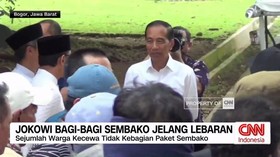 VIDEO: Jokowi Bagi Bagi Sembako Jelang Lebaran
