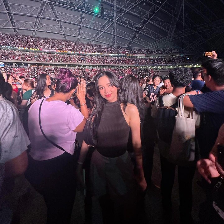 <p>Di tengah jadwal manggungnya yang padat, Lyodra Ginting juga tak ingin melewatkan konser pelantun lagu <em>Just the Way You Are</em> ini, Bunda. "Konser terbaik yang pernah saya kunjungi. <em>Energy, the vibe,</em> vokal, pencahayaan, bener-bener gadikasi nafas sangkin GILAAA KERENNYAAAA," tulis Lyodra. (Foto: Instagram@lyodraofficial)</p>