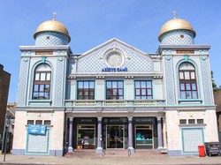 Unik! Masjid Aziziye di London yang Disulap dari Bioskop Tua Tahun 90-an