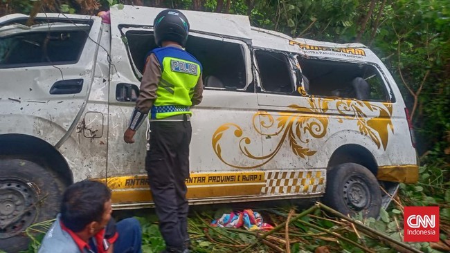 Tragedi Minibus Terjerumus ke Jurang di Sumatera Utara Akibatkan Luka-luka pada 13 Penumpang