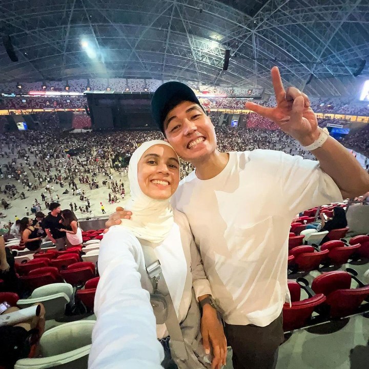 <p>Nycta Gina dan Rizky Kinos juga berbagi pengalamannya yang menonton konser Bruno Mars sekaligus buka puasa di National Stadium, Singapura. "Ternyata begini rasanya puasa-puasa melancong ke negara orang, dahlaah sahurnya duluan di Jakarta, bukanya lebih malem, tapi ya gaya dikit buka puasanya di National Stadium walaupun ngemper," tulis Nycta Gina. (Foto: Instagram@missnyctagina)</p>