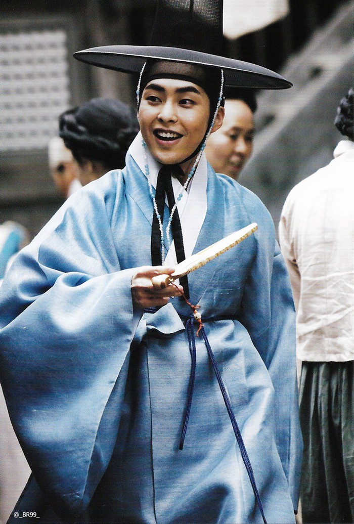Pada tahun 2016 lalu, Xiumin EXO membintangi film 'Seondal: The Man Who Sells the River', dan berperan sebagai Gyeon Yi, tim yang dibentuk oleh Seondal (Yoo Seung Ho) yang dikenal sangat jenius dalam 'menipu'./ Foto: CJ Entertainment