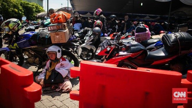 FOTO: Panas Matahari Menyengat Pemudik Motor di Pelabuhan Ciwandan