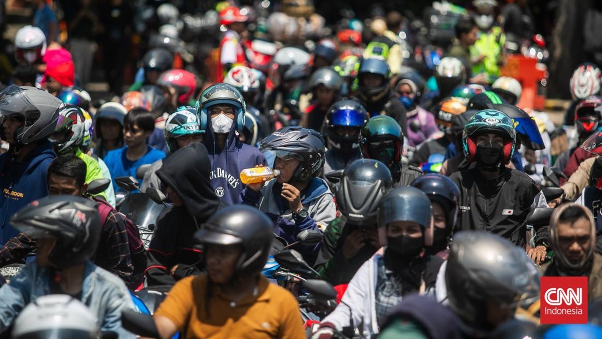 FOTO: Panas Matahari Menyengat Pemudik Motor di Pelabuhan Ciwandan