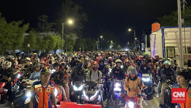 Antrean panjang sepeda motor di Pelabuhan Ciwandan kini luber ke luar gerbang pemeriksaan tiket, panjang antrean sekitar 300 meter.