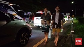 Macet Panjang Pelabuhan Merak Jadi Ladang Pendapatan Warga