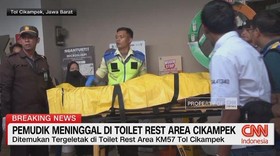 VIDEO: Pemudik Ditemukan Meninggal di Toilet Rest Area Tol Cikampek