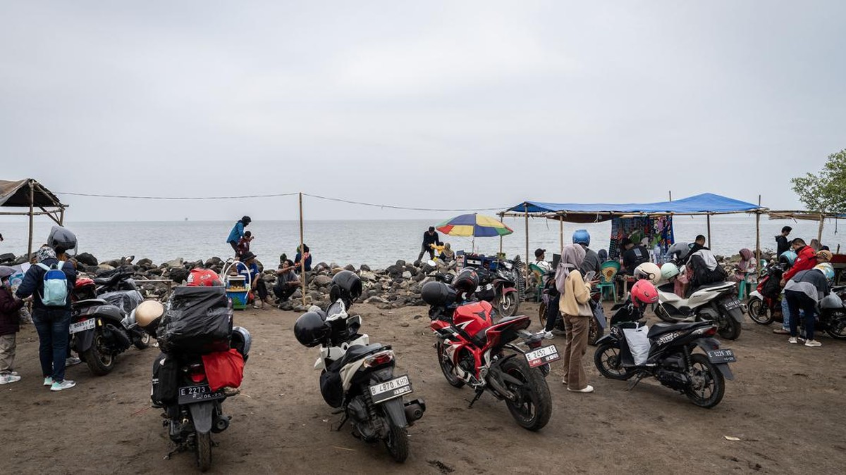 FOTO: Pantai Mbong Lokasi Favorit Pemudik istirahat di Jalur Pantura