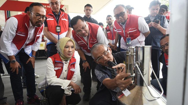 Direktur Utama PT Pertamina (Persero) Nicke Widyawati melakukan kunjungan kerja ke beberapa sarana dan fasilitas Satuan Tugas Ramadan Idulfitri 2024 di jabar.