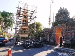 Melihat Instalasi Bade 25 Meter Dililit Naga Banda Jelang Pelebon di Puri Ubud