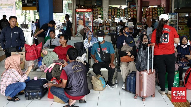 Sejumlah penumpang bus tujuan Jakarta telantar di Terminal Bulupitu Purwokerto, Kabupaten Banyumas lantaran bus yang ingin mereka tumpangi terjebak macet.