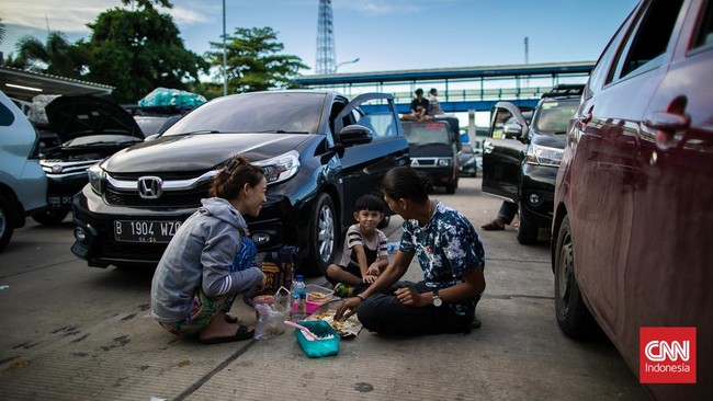 Pemudik Menahan Nestapa di Pelabuhan Merak, Terjebak Kemacetan Berjam-Jam