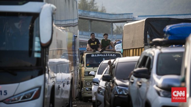 Lonjakan Besar Pemudik Padati Pelabuhan Merak pada Puncak Mudik 2024