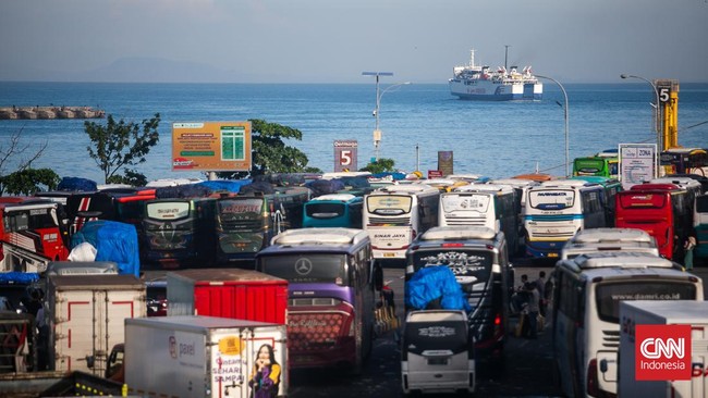 Pemudik yang Diprediksi Masih Tertahan di Merak Capai 91 Ribu Kendaraan